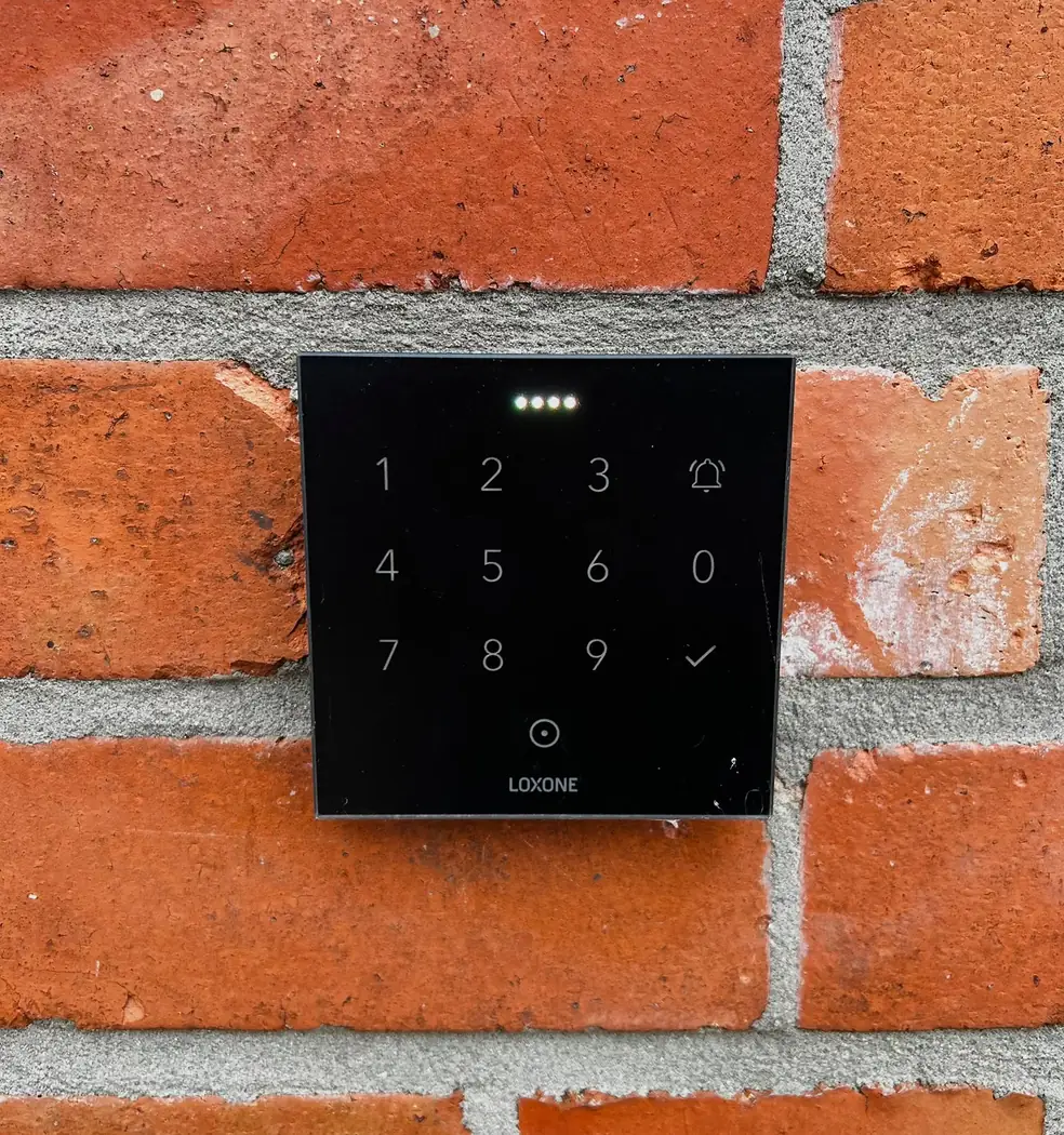 Loxone NFC Code Touch an einer Klinkerfassade, Zutritt per Zahlencode oder NFC-Chip